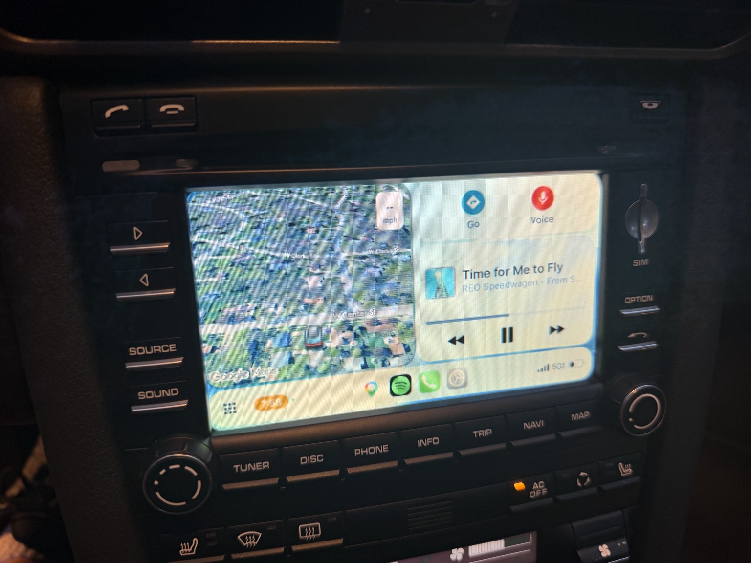 Porsche 911 997.2 wireless CarPlay after professional installation